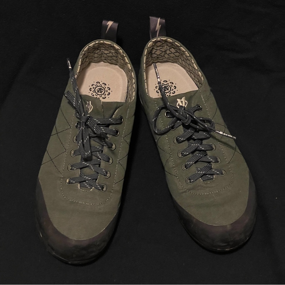 Evolv Trax “Cruzer” army green climbing-style canvas + rubber shoes, SZ 9